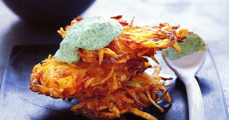 Carrot and potato hash browns with spinach cream Easy Hashbrowns, Garlic Spinach, Grated Potato, Potato Hash, Carrots And Potatoes, Creamed Spinach, Hash Browns, Tasty Bites, Cheap Eats