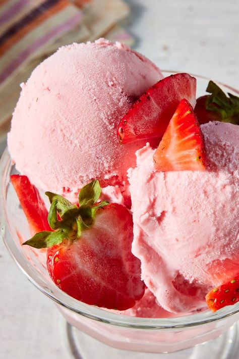 Five-Minute Ice Cream Frozen Berry Recipes, Vacation Crafts, Strawberry Cream Cheese Cobbler, Strawberry Nice Cream, Homemade Sorbet, Strawberry Things, Berry Recipes, Fruit Ice Cream, Frozen Custard