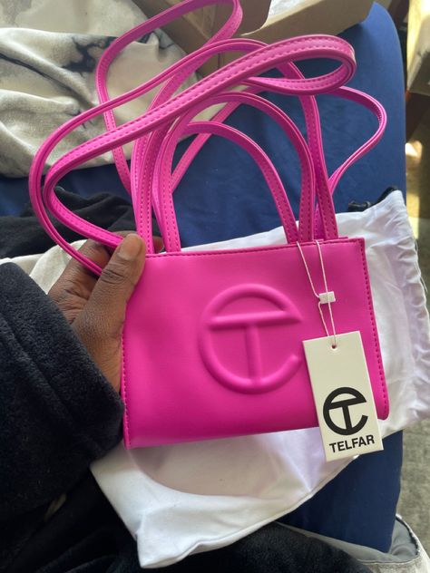 Pink Telfar Azalea Bag!! 💗🙂she so pretty 💗#c2k #y2kfashion #y2kaesthetic #luxurybag Telfar Pink Bag, Telfar Azalea, Azalea Telfar Bag, Telfar Bag Pink, Rose Gold Telfar Bag, Azalea Telfar Bag Outfit, Pink Bags Aesthetic, Telfar Small Bag, Pink Telfar