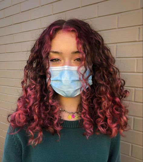 Curly Color, Dyed Curly Hair, Dip Dye Hair, Hair Color Underneath, Red Curly Hair, Hair Color Streaks, Hair Streaks, Colored Curly Hair, Hairdos For Curly Hair