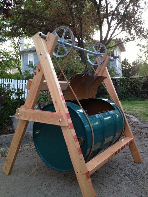 Rotating Compost Bin, Compost Ideas, Raised Garden Designs, Compost Bin Diy, Compost Tumbler, Diy Compost, Diy Garden Bed, Craft Storage Furniture, Natural Homes