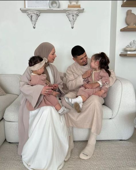 Hijabi Friends, Family Islam, Eid Family, Mothers Of Boys, Love Quotes For Wedding, Eid Outfits, Muslim Family, Muslim Couple Photography, Family Photo Pose