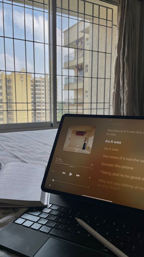 Ipad Aesthetic Pictures, Apple Music Aesthetic, Photograph Song, Ipad Photography, Mac Aesthetic, Ipad Music, Sky Music, Iphone Music, Study Motivation Inspiration