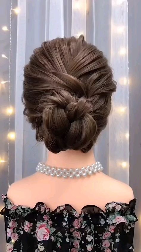 "Enchanting Locks" offers a masterful step-by-step tutorial to help you achieve a stunning hairstyle for your special day, exuding timeless charm and elegance. 🎀 Wedding Hairstyles Easy Step By Step, Bun Hairstyles With Jewellery, Hairdo Sister Of The Bride, Ball Gown Hairstyles Updo, Unique Bun Hairstyles, Korean Hair Updo, Short Hair Updo Tutorial Step By Step, Elegant Bun Tutorial, Party Bun Hairstyles