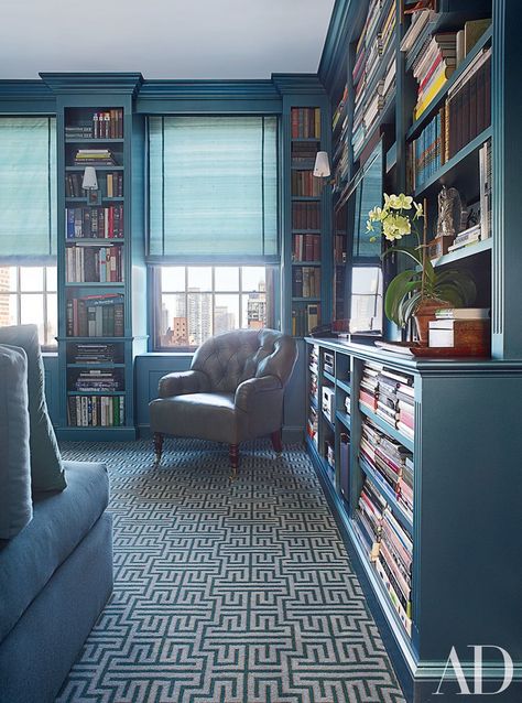 In the library of this Manhattan townhouse decorated by Vicente Wolf, the tufted armchair is covered in a metallic leather by Edelman; the carpet is by Stark. Beautiful Bookshelf, Bibliotheque Design, Manhattan Apartment, Room Blue, Home Library Design, Bookshelf Design, Home Libraries, In The Corner, Library Design