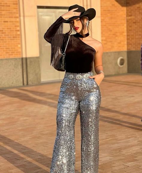 Black Glitter Pants Outfit, Ariat Outfit, Glitter Pants Outfit, Ootd Vaquero, Cute Rodeo Outfits, Traje Cowgirl, Carin Leon, Vaquera Outfits, Looks Show