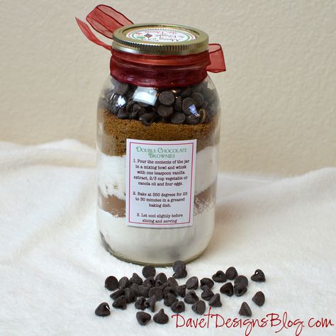 Craft ideas and more from Davet Designs: 7th day of Christmas in a Jar - Double Chocolate Brownie Mix in a Jar Brownie Mix In A Jar, Christmas In A Jar, Mason Jar Mixes, Peppermint Brownie, Brownies In A Jar, Homemade Brownie Mix, Mix In A Jar, Mason Jar Cookies, Double Chocolate Brownies