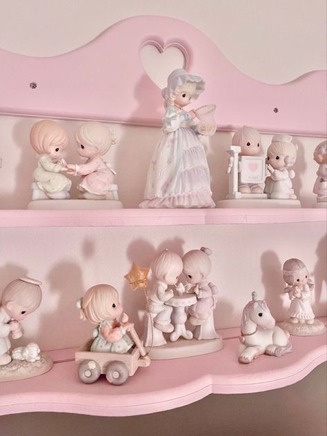 Precious Moments Dolls, Princess Room, Precious Moments Figurines, Vintage Nursery, Pretty Room, Dream Room Inspiration, Pink Bedroom, Cute Room Decor, Pretty Dolls