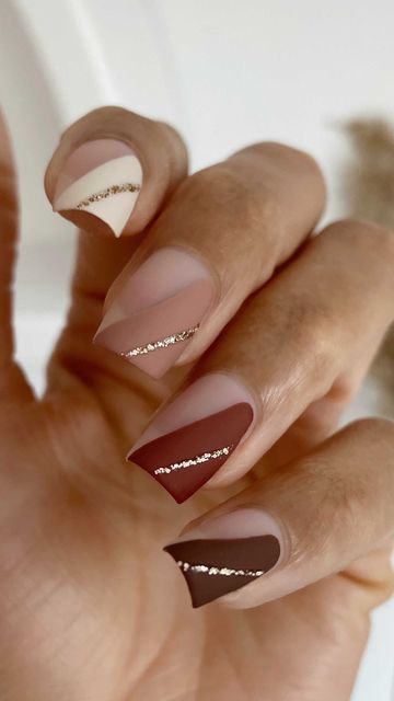 Nail Designs For Thanksgiving, Home Nail Designs, At Home Nail Designs, Easy Fall Nail Art, Leaf Nail Designs, Short Thanksgiving Nails, Theme Nails, Light Brown Skin, Thanksgiving Nail Art