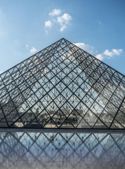 Le Louvre accueille sa première exposition consacrée à la mode Iris Van Herpen, Louvre, Instagram