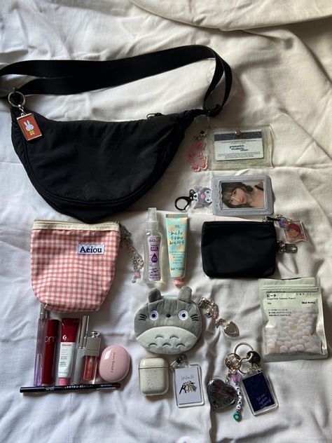 Baggu Whats In My Bag, Small Brands Clothing, Whats In My Bag Aesthetic Korean, Uniqlo Bag Aesthetic, What’s In My Baggu, Cute Bag Ideas, Whats In My Travel Bag, Makeup Ideas Winter, Whats In My Bag Aesthetic