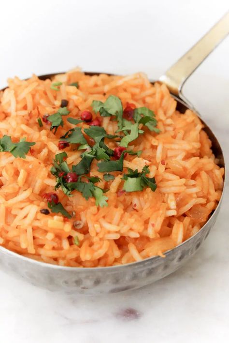 Vegan Mexican Rice Recipe {Classic Red Spanish Rice} Vegan Spanish Rice, Vegan Mexican Rice, Easy Spanish Rice, Red Rice Recipe, Mexican Rice Recipe, Cinco De Mayo Recipes, Mexican Rice Recipes, Traditional Mexican Dishes, Vegan Chicken