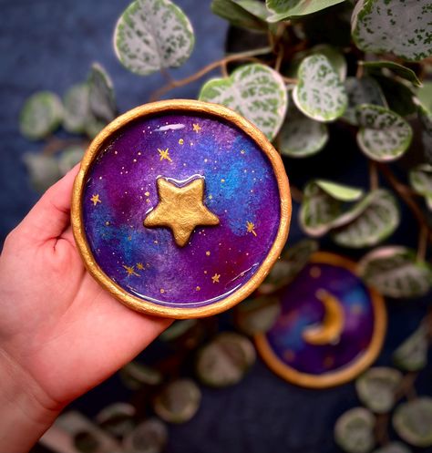 ✨Star Trinket Dish✨ This magical tray is made from clay. Hand made with love for all of your jewelery to stay safe in one place ⭐️ ⭐️slight variations in color are bound to happen since each tray is made from scratch⭐️ Crystal Trinket Dish, Resin Trinket Dish Ideas, Star Clay Dish, Trinket Dishes Clay, Trinket Dish Painting Ideas, Polymer Clay Tray, Clay Tray Ideas, Clay Dish Ideas, Air Dry Clay Dish