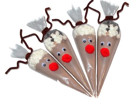 Make reindeer hot cocoa cones as a sweet holiday gift Reindeer Hot Chocolate Cones, Hot Cocoa Cones, Christmas Class Treats, Cocoa Cones, Christmas Sweet Cones, Creative Christmas Treats, Hot Cocoa Mix Gift, Hot Chocolate Cones, Christmas Fayre Ideas