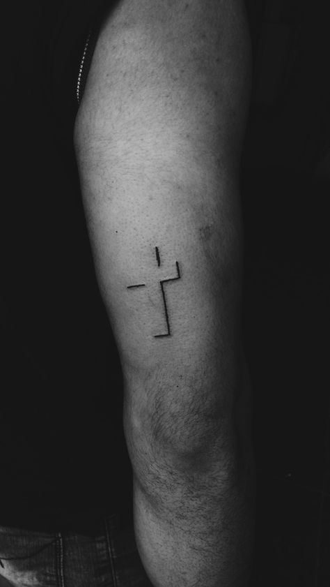 @reiz.tattoo #cruz #3d Tattoo Cross Designs, Small Cross Tattoos, Tattoo Cross, Globe Tattoos, Swag Dress, P Tattoo, Yakuza Tattoo, Cross Tattoo For Men, Fashion Tattoo