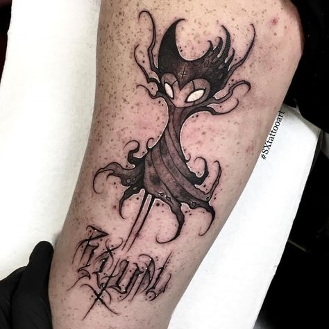 Tatuagem Hollow Knight, Hollow Knight Tattoo Ideas, Video Games Tattoo, Gaming Tattoo Ideas, Grimm Tattoo, Dumbest Tattoos, Skyrim Tattoo, Beautiful Spine Tattoos, Video Game Tattoos