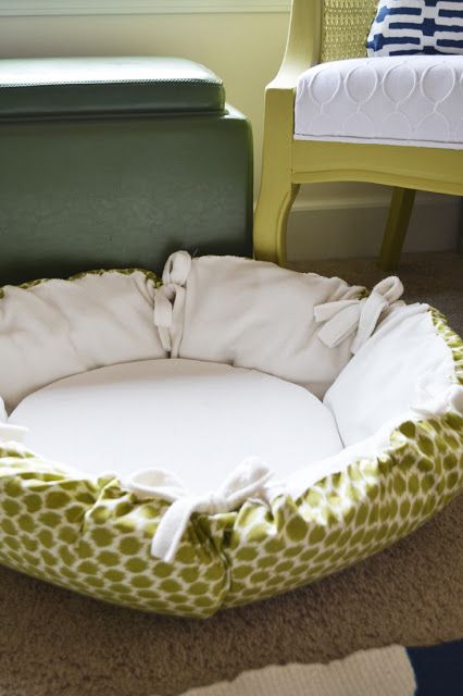 DIY Christmas Gifts: Round Pet Bed - Dorsey Designs Pet Items, Diy Dog Bed, Cat Beds, Round Flower, Dog Crafts, Easy Diy Gifts, Animal Projects, New Beds, Flower Bed