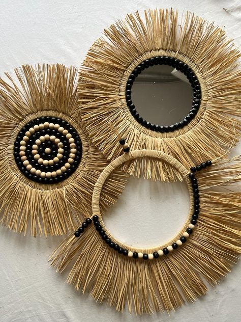 Set of 3 black and raw beaded fan, completely handmade and produced with labor. Sizes are 35 cm, 35 cm and 5 cm. Beaded Round Mirror, Raffia Mirror, Wall Decor Mirror, Boho Mirror, Beaded Mirror, Boho Style Decor, Creative Wall Decor, Decor Mirror, Diy Wall Art Decor