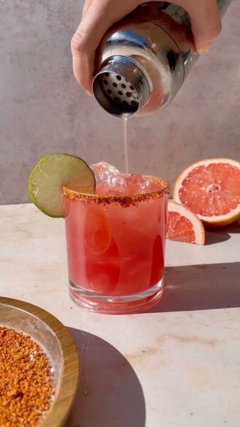 cocktails on Instagram: Paloma but with a twist! (By @join_jules) - 2 oz Tequila 2 oz Grapefruit Juice 3/4 oz Lime Juice 1/2 oz Jalapeño Simple Syrup 1/2 oz… Pomegranate Paloma, Tequila Paloma, Join Jules, Cocktail Shaker Recipes, Hell N Back, Cocktail Photography, Gin Fizz, Cocktail Recipes Easy, Human Food