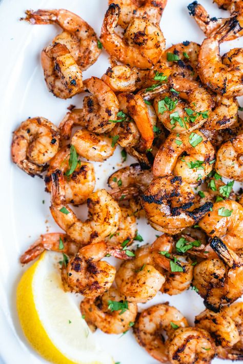 Here's how to make the best blackened shrimp, full of Cajun flavor! It's fast to cook on the grill or stove for an easy, healthy dinner. #shrimp #blackened #blackenedshrimp #easyshrimp #healthyshrimp #shrimprecipe #cajunshrimp #cajun