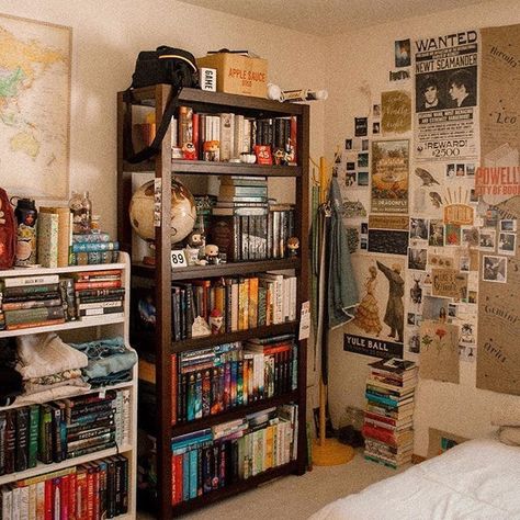 Interior Design Bedroom Master, Dorm Room Storage, Trendy Apartment, Gorgeous Bedrooms, Vintage Bedroom, Aesthetic Rooms, Hello Spring, Book Shelf, Aesthetic Bedroom