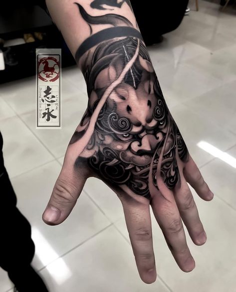 Dragon Hand Tattoo, Foo Dog Tattoo Design, Japanese Hand Tattoos, Tatuaje Trash Polka, Tatuaje Cover Up, Herren Hand Tattoos, Foo Dog Tattoo, See Tattoo, Geisha Tattoo