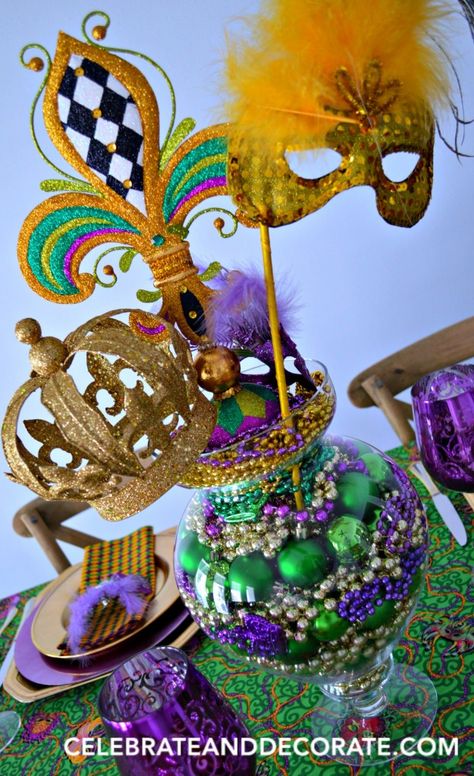 A FUN AND EASY MARDI GRAS PARTY CENTERPIECE Mardi Gras Tablescape, Mardi Gras Dinner, Dinner For Four, Mardi Gras Diy, Mardi Grad, Mardi Gras Party Decorations, Madi Gras, Mardi Gras Wedding, Theme Carnaval