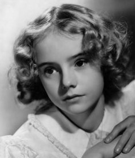 (1943) Actress PEGGY ANN GARNER (1932-1984) Peggy Ann Garner, Famous Child Actors, A Tree Grows In Brooklyn, Priscilla Lane, Tree Grows In Brooklyn, Film Career, Sixth Birthday, Perry Mason, Famous Photos