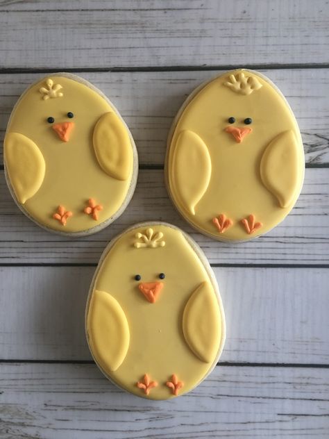 Baby chick with egg cookie cutter Egg Royal Icing Cookies, Easter Egg Sugar Cookies Decorated, Chick Cookies Decorated, Chick Cookies, Spring Flower Cookies, Easter Chicks Cookies, Easter Sugar Cookies Decorated, Easter Egg Sugar Cookies, Egg Shaped Cookies