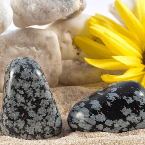 4 Powerful Crystals to Work With During the New Moon! - The Goddess Psyche Obsidian Properties, Obsidian Meaning, Energy Facts, Cosmic Dance, Powerful Crystals, Black Obsidian Stone, Obsidian Crystal, Psychic Attack, Obsidian Stone