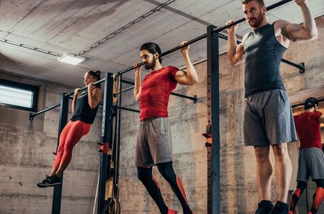 Bar Hanging Exercises: Here's How to Correclty Hang from a Bar - Blog.cult.fit Bar For Apartment, Leg And Back Workout, Gym Images, Multi Gym, Workout List, Myth Busted, Ironman Triathlon, Upper Body Strength, Pull Up Bar