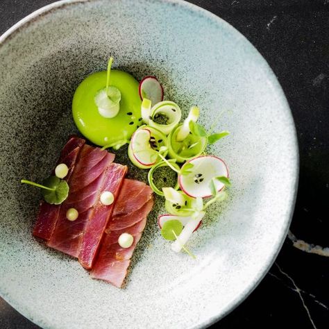 Tuna Tataki Fine Dining, Tuna Tataki Plating, Tuna Tataki Recipe, Tuna Fine Dining, Tuna Plating, Tuna Belly Recipe, Yellowfin Tuna Recipe, Tataki Tuna, Tuna Appetizer