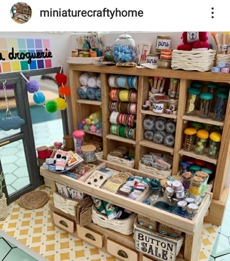 Small Sewing Rooms, Room Box Miniatures, Dolls House Shop, Dream Craft Room, Diy Barbie Furniture, Diy Doll Miniatures, Doll House Plans, Doll House Crafts, Halloween Miniatures