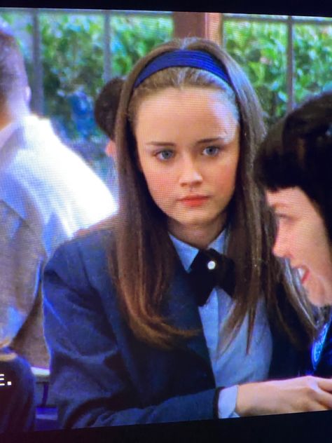 Headband Rory Gilmore, Hair With Hairband, Rory Gilmore Hair, Chilton Rory, October School, Gilmore Girl, Alexis Bledel, Plastic Headband, Rory Gilmore