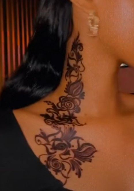 Henna Designs Neck, Cover Up Small Tattoos, Henna On Neck, Neck Henna Designs, Back Henna Designs, Neck Henna, Henna Neck, Henna Chest, Shoulder Henna