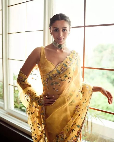 Alia Bhatt Dons Yellow-Hued 'Bird' Saree For 'Yaar Ki Shaadi', Opts For Unique Braided Hairstyle Organza Saree Blouse Designs, Alia Bhatt Saree, Unique Braided Hairstyles, Yellow Saree, Wedding Dresses For Girls, Couture Week, Organza Saree, Alia Bhatt, Saree Look