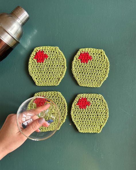 ☆ 𝒫𝒜𝒯𝒯𝐸𝑅𝒩 𝒟𝑅𝒪𝒫 🫒 Olive coasters ☆ as promised, I’ve made an olive coaster pattern in addition to the olive scarf! lovely little project as it’s quite repetitive and works up in no time (half double crochet babyyy), and it’s 100% beginner friendly. makes a great little gift paired with wine/martini glasses, too 🏹🍸 𝓂𝒶𝓉𝑒𝓇𝒾𝒶𝓁𝓈: ⚆ green and red yarn ⚆ 4.5 mm hook ⚆ scissors ⚆ tapestry needle pattern linked in bio! love, 𝐸𝓁𝓁𝒾𝓎𝒶𝒽 𝒹𝑒𝓋𝑜𝓊𝓉 𝒽𝒶𝓃𝒹 #crochet #crochetpattern #beginnercrochet #diygifti... Crochet Martini, Crochet Olive, Olive Scarf, Wine Martini, Bio Love, 2025 Trends, Crochet Dreams, Coaster Pattern, Creation Myth