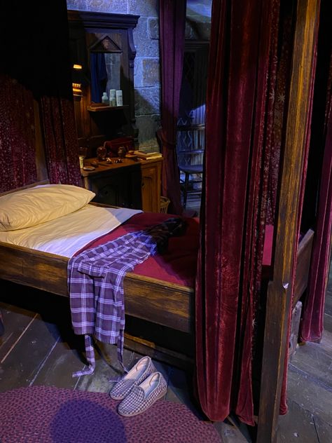 Gryffindor Dorm Room Aesthetic, Harry Potter Shifting Visualization, Griffindor Room Bedrooms, Harry Potter Museum London, Gryffindor Dorm Room, Harry Potter Shifting, Harry Potter Dorm, Gryffindor Dorm, Harry Potter Museum