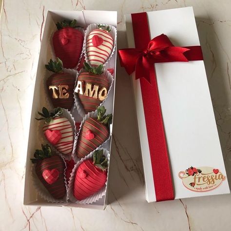 Valentine Background Aesthetic, Valentines Day Strawberries Boxes, Valentines Background Aesthetic, Valentine Chocolate Covered Strawberries, Valentine Gifts For Him, Chocolate San Valentin, Valentines Gift For Boyfriend, Aesthetic Valentines, Chocolate Covered Strawberry Recipe