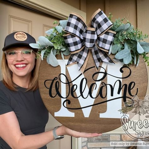 Garland Front Door, Round Front Door, Fall Floral Decor, Welcome Signs Front Door, Front Door Christmas Decorations, Door Plate, Wooden Signs Diy, Door Signs Diy, Projets Cricut