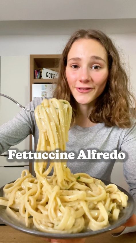 fitgreenmind on Instagram: VEGAN FETTUCCINE ALFREDO 🍝😍 Made in 15 minutes…🤓 This pasta is super easy to make, yet sooo creamy and garlic + pasta is always a good… Vegan Alfredo Sauce Tofu, Vegan Cheesy Pasta, Quick Vegan Pasta Recipes, Healthy Alfredo Pasta Recipes, Vegan Ziti, Quick Vegan Pasta, Vegan Creamy Pasta, Vegan Alfredo Pasta, Vegan Fettuccine