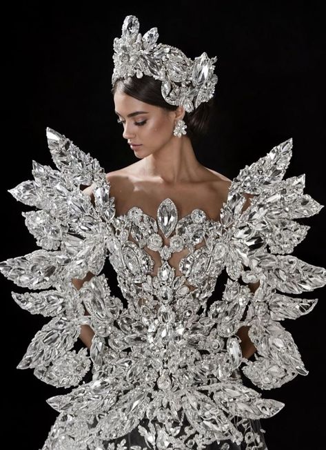 Ball Gowns Fantasy, Bridal Capelet, Royal Family Fashion, Kate And Meghan, Embroidery Beading, Crystal Angels, Elegant Birthday, Magic Mirror, Glamour Dress