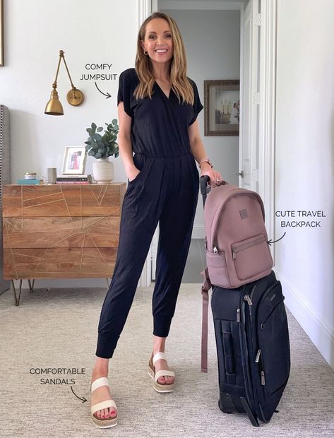 Jumpsuit Travel Outfit, Travel Jumpsuit, Summer Travel Outfits, What To Wear Summer, Comfortable Travel Shoes, Style Uniform, Travel Outfit Plane, Comfy Jumpsuits, Everyday Leggings