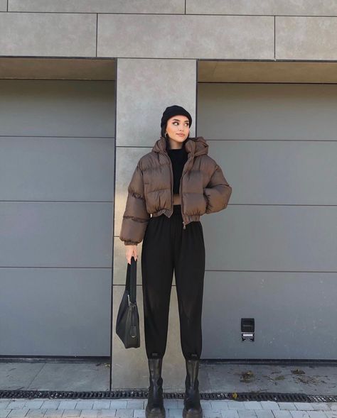 Turkey Winter Outfits Women, Vegas Ootd, Brown Puffer Jacket Outfit, Buffer Jacket, Puffer Coat Outfit, Trip Outfit Ideas, Jumpsuit Jeans, Brown Puffer Jacket, Winter Jacket Outfits