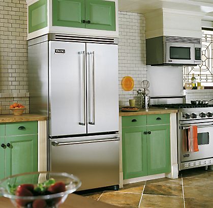 Matching the classic Viking look, the French-door Professional Series model opens wide to reveal features like two-moisture-adjustable see-through produce drawers, premium water filter, and see-through egg container for 24 eggs. Cabin Kitchen Design, Professional Fridge, Narrow French Doors, Viking Refrigerator, Built In Fridge, Nice Kitchens, Viking Kitchen, Country Chic Kitchen, Log Cabin Kitchen