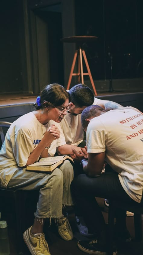 Godly Family Aesthetic, Worshipping Aesthetic, Praying Aesthetic Christian, Couple Worshipping Together, Christian Family Aesthetic, Church Vision Board, Pray Board, Christ Centered Relationship, Christian Vision Board