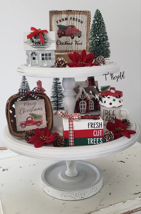 Living Room Country Style, Tired Trays, Christmas Table Set, Country Style Christmas, Living Room Decor Christmas, Christmas Living Room Ideas, Porch Decor Christmas, Christmas Tray Decor, Cozy Christmas Living Room