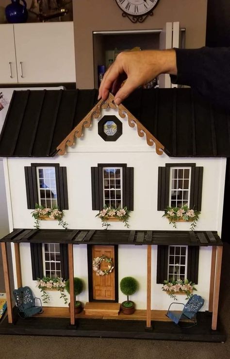 Doll House Exterior Colors, Dollhouse Exterior Paint Ideas, Miniature House Interior, Modern Dollhouse Exterior, Dollhouse Exterior Ideas Diy, Wood Doll House Diy, Doll House Exterior Ideas, Doll House Renovation Diy, Dollhouse Painting Ideas Exterior