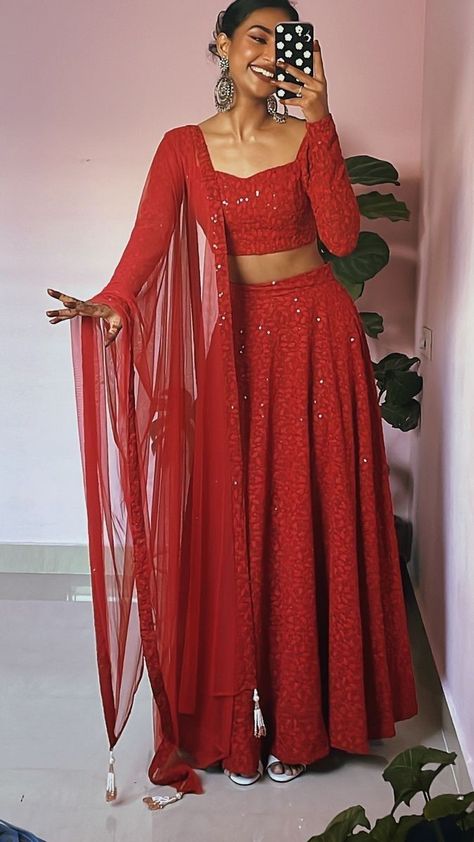 #indian #dress #red #partydress Rida Tharana, Thread Work Lehenga, Suit Sharara, Onam Outfits, Plazzo Suit, Western Suit, Simple Lehenga, Indian Outfits Lehenga, Lehnga Dress