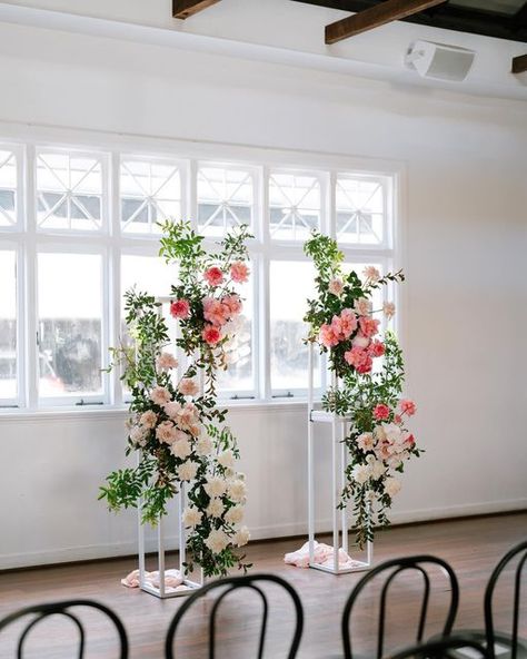 Flower Wall Ideas, Wedding Pillars, Colorful Weddings, Bright Wedding Flowers, Flower Arch, Wedding Backdrops, Bright Wedding, Wedding Ceremony Flowers, Wedding Ceremony Decor